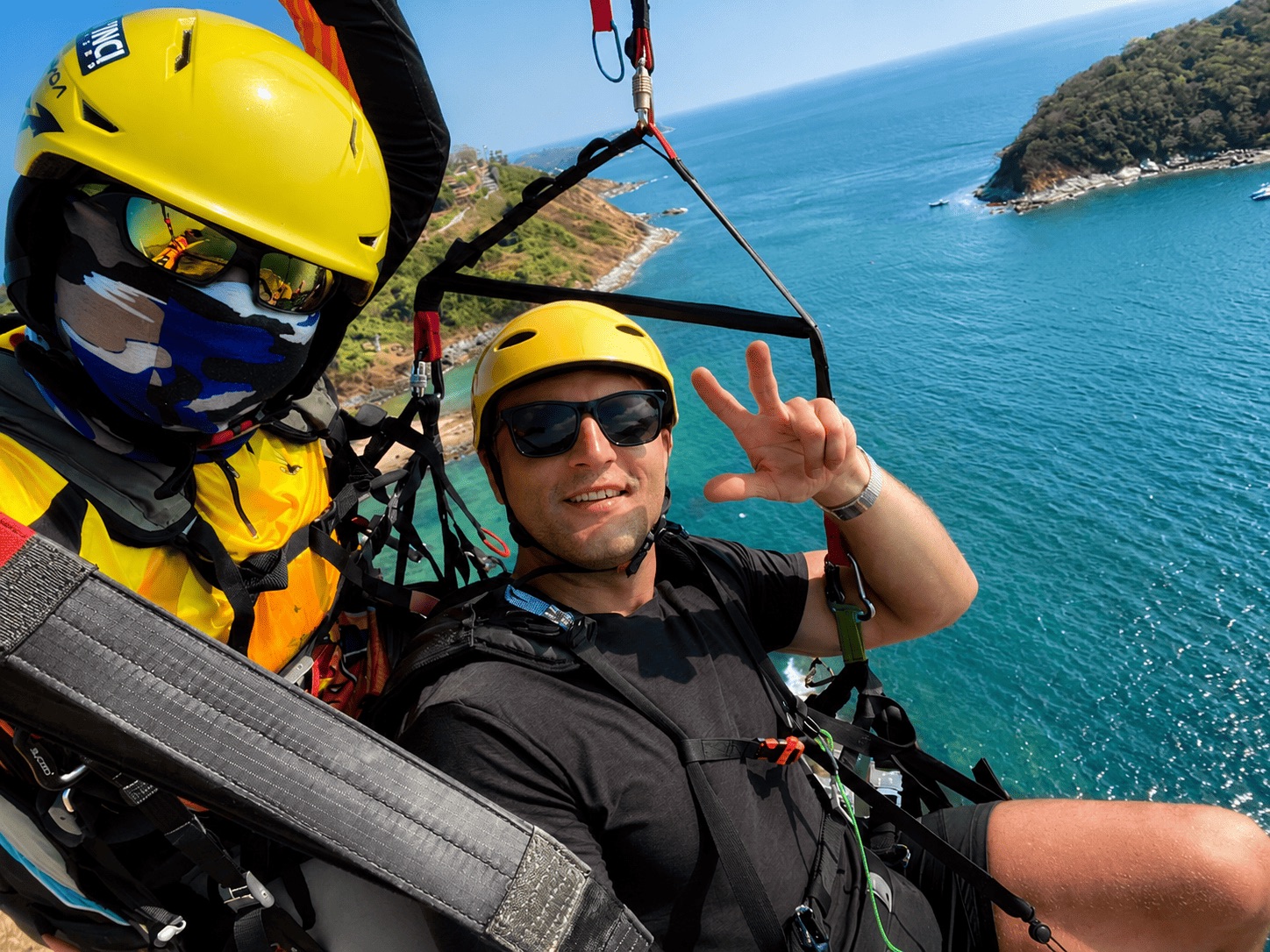 Турист делает селфи на GoPro во время полета на параплане Пхукет